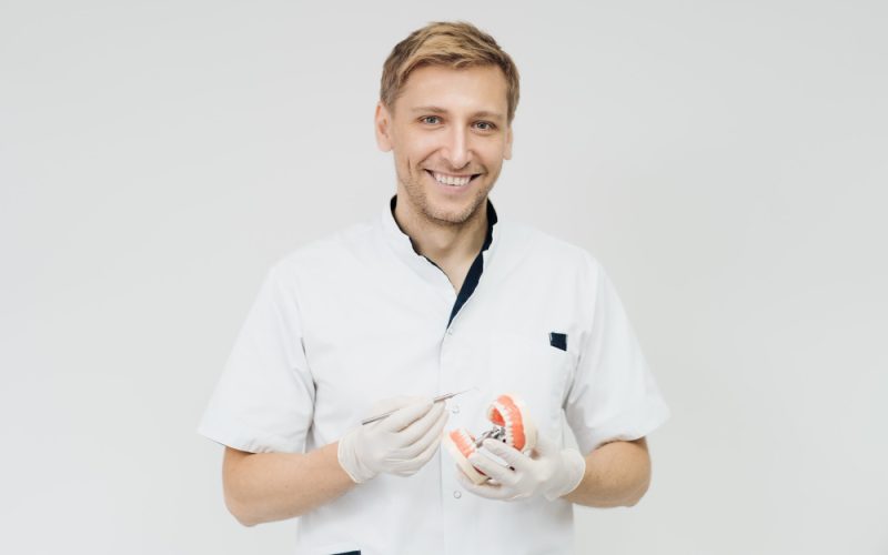 Il sorriso perfetto con il Dottor Roberto Foli: professionalità ed empatia in odontoiatria a Genova